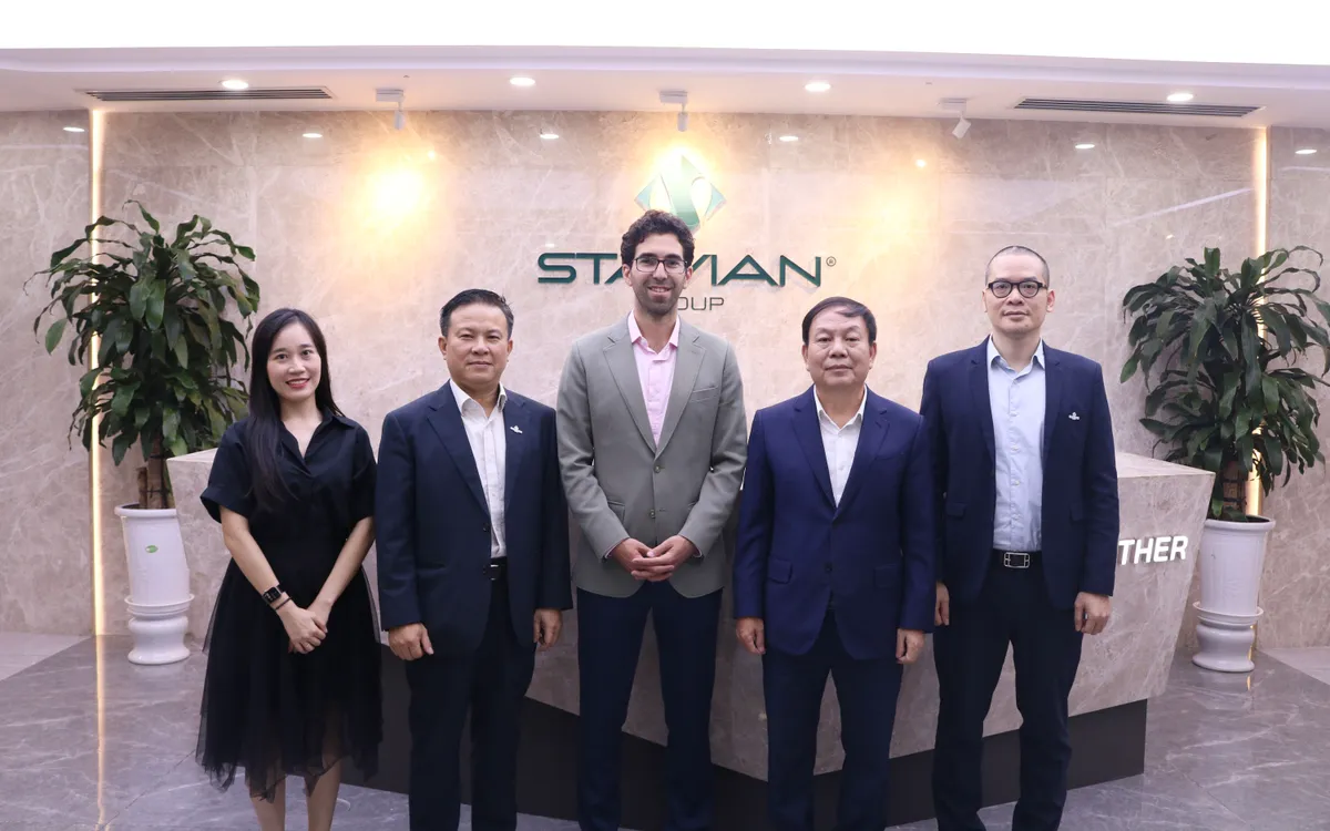 TS. Jared Mondschein (thứ ba từ phải sang) cùng đại diện Tập đoàn Stavian tại buổi làm việc. Ảnh: BTC 