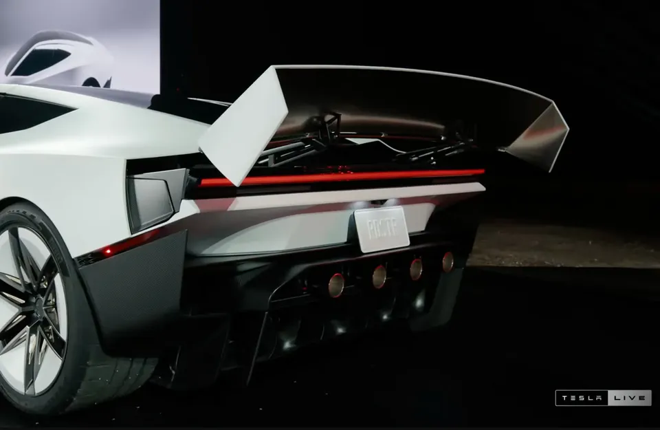 Tesla tr&igrave;nh diễn si&ecirc;u xe điện c&oacute; khả năng bay - Ảnh 1.