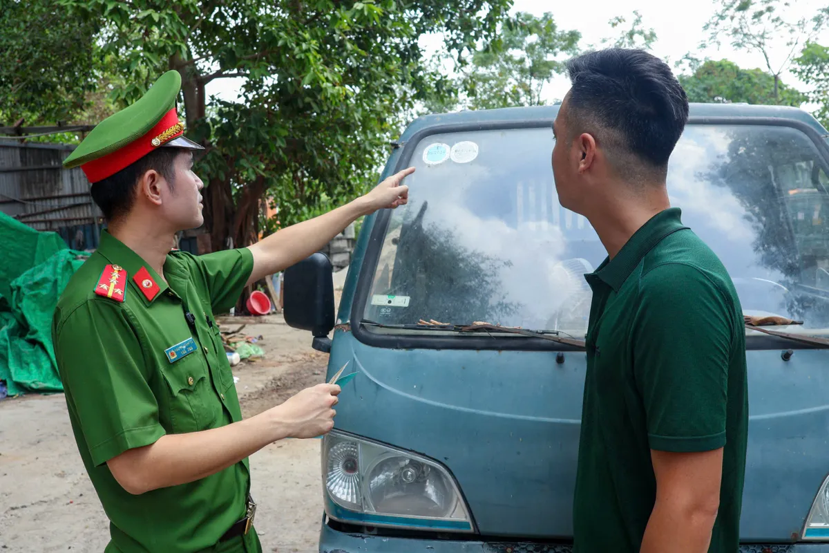 Hà Nội: CSGT phối hợp Công an xã "đến từng ngõ, gõ từng nhà" làm sạch dữ liệu phương tiện - Ảnh 2.