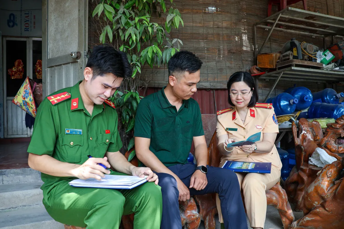 Hà Nội: CSGT phối hợp Công an xã "đến từng ngõ, gõ từng nhà" làm sạch dữ liệu phương tiện - Ảnh 1.