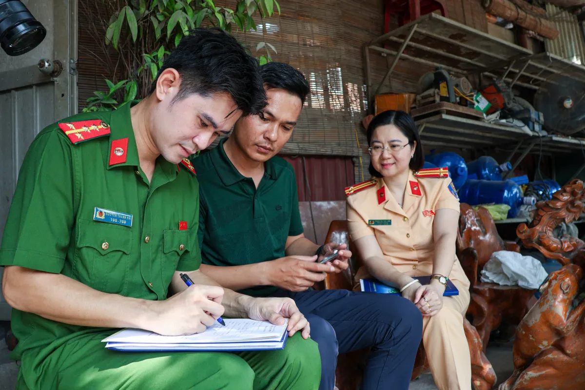 Hà Nội: CSGT phối hợp Công an xã "đến từng ngõ, gõ từng nhà" làm sạch dữ liệu phương tiện - Ảnh 5.