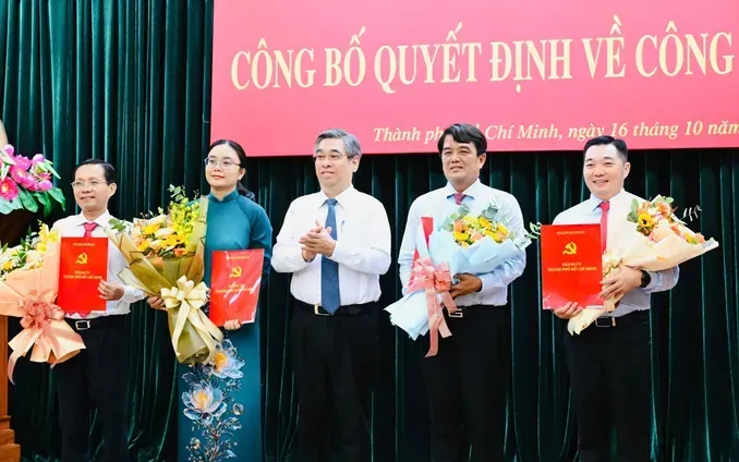 Đồng chí Nguyễn Phước Lộc trao quyết định cán bộ. Ảnh: Việt Dũng