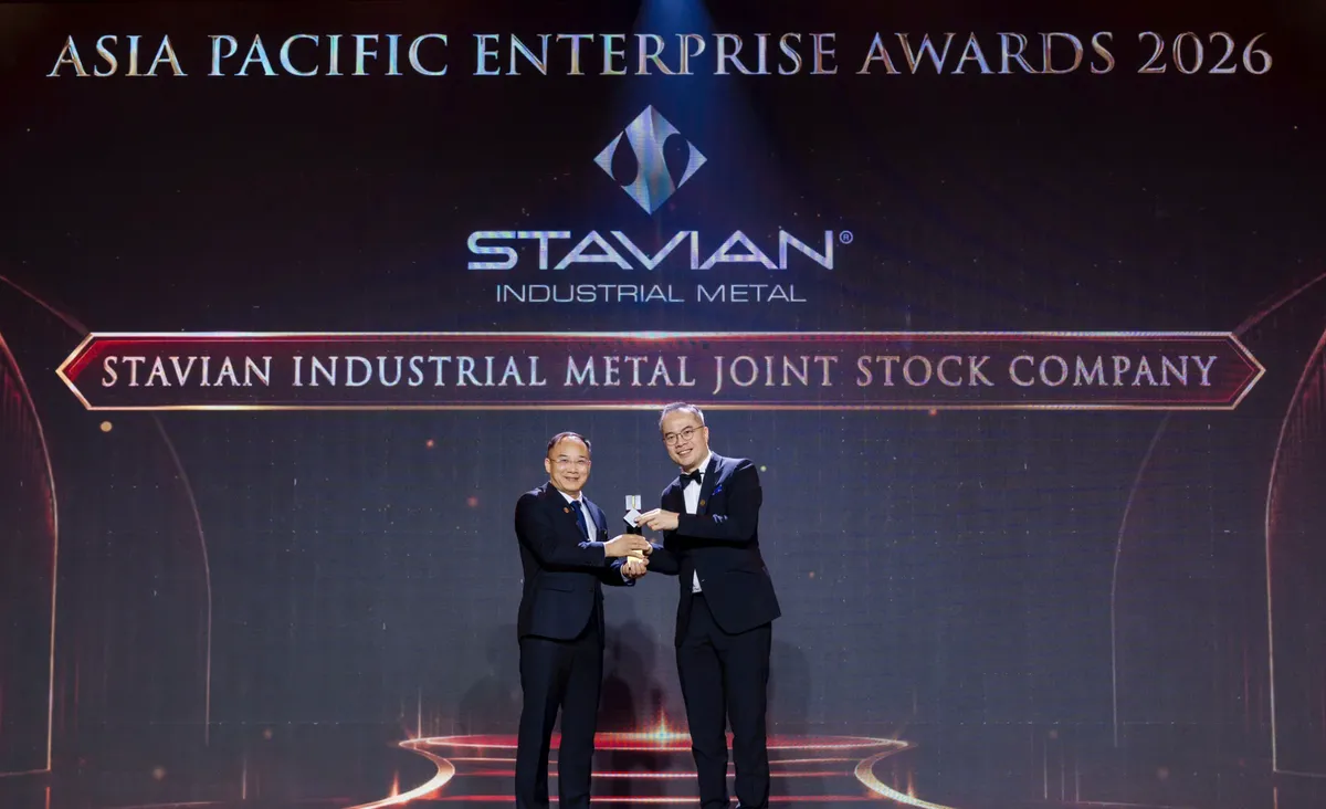 Ông Nguyễn Minh Tú – Phó Chủ tịch Tập đoàn Stavian kiêm Chủ tịch HĐQT Stavian Industrial Metal đại diện nhận giải “Doanh nghiệp Xuất sắc Châu Á” tại APEA 2026. 