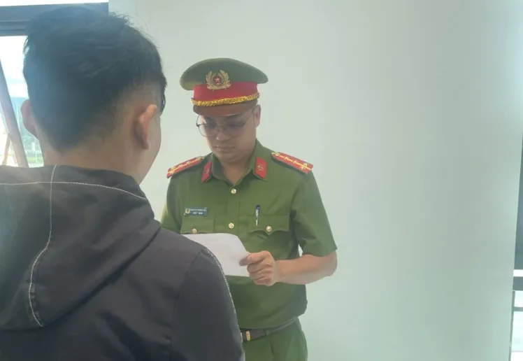 Khởi tố bị can chưa thành niên đi xe máy gây tai nạn làm 5 người bị thương - Ảnh 1.