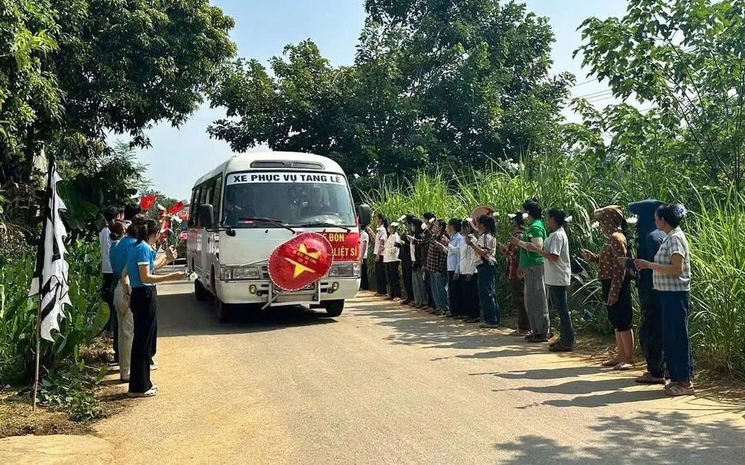 Người dân cùng gia đình, chính quyền xã Minh Đài đón 2 liệt sĩ trở về quê hương. Ảnh: UBND xã Minh Đài