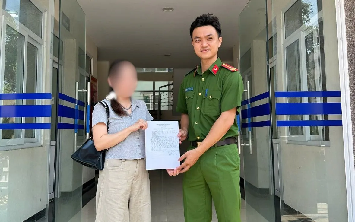 Chị Nguyễn Thuỳ D. gửi thư cảm ơn Công an xã Quảng Bị sau khi được hỗ trợ nhận lại 184 triệu đồng chuyển khoản nhầm. Ảnh: Công an TP Hà Nội 