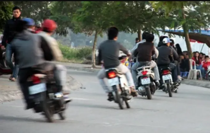 Cục Cảnh s&aacute;t giao th&ocirc;ng c&ocirc;ng bố đường d&acirc;y n&oacute;ng tiếp nhận phản &aacute;nh thanh thiếu ni&ecirc;n đua xe, lạng l&aacute;ch - Ảnh 1.