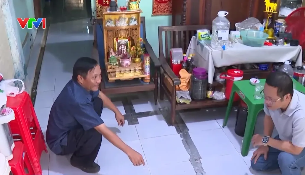 Người dân TP Hồ Chí Minh tự đào rãnh trong nhà chống ngập - Ảnh 1.