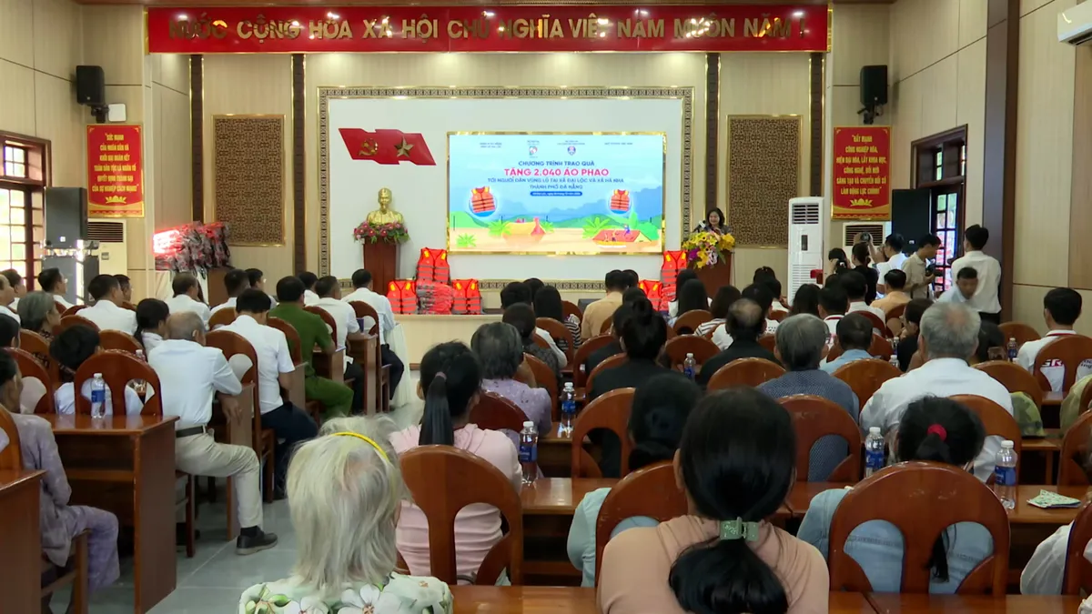 Cục CSGT trao tặng áo phao vùng lũ Đại Lộc, TP. Đà Nẵng- Ảnh 3. Cục CSGT trao tặng áo phao vùng lũ Đại Lộc, TP. Đà Nẵng- Ảnh 3.