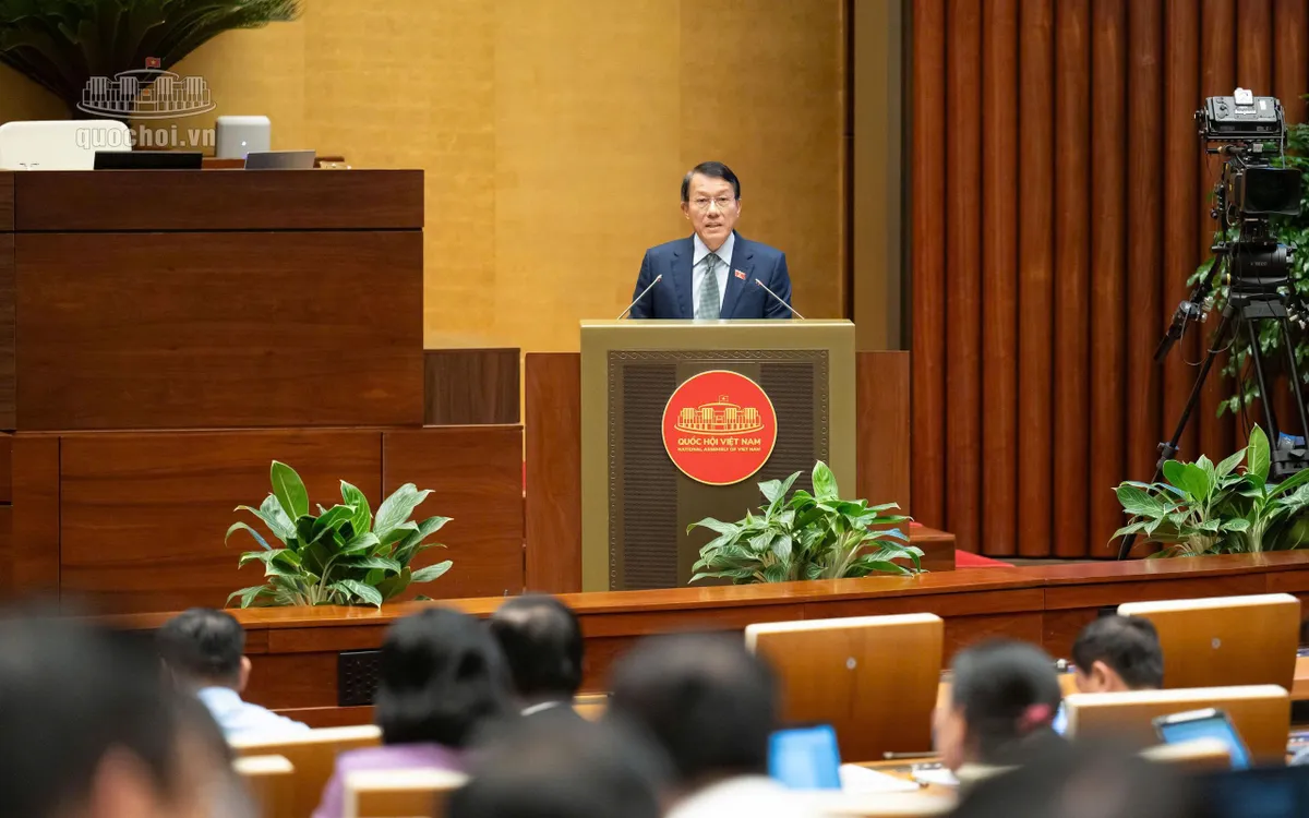 Đại tướng Lương Tam Quang, Bộ trưởng Bộ Công an trình bày Tờ trình dự án Luật Tổ chức cơ quan điều tra hình sự (sửa đổi). Ảnh: QH