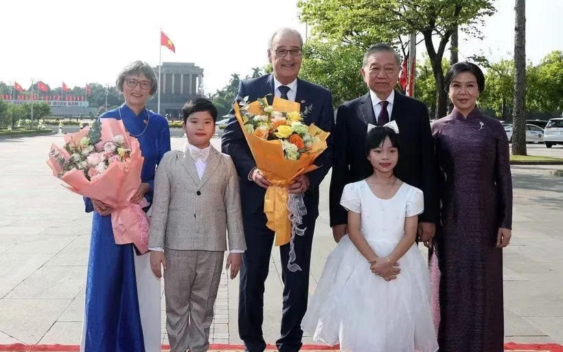 Tổng Bí thư, Chủ tịch nước Tô Lâm và Phu nhân Ngô Phương Ly cùng Tổng thống Thụy Sĩ Guy Parmelin và Phu nhân Caroline Parmelin chụp ảnh chung. (Ảnh: Thống Nhất/TTXVN)
