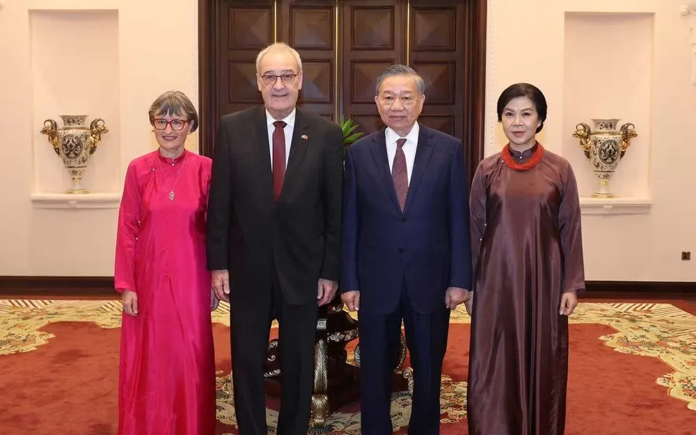 Tổng Bí thư, Chủ tịch nước Tô Lâm và Phu nhân Ngô Phương Ly cùng Tổng thống Thụy Sĩ Guy Parmelin và Phu nhân Caroline Parmelin chụp ảnh chung. (Ảnh: Thống Nhất/TTXVN)