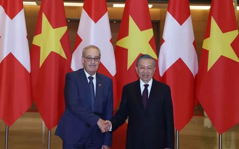 Tổng Bí thư, Chủ tịch nước Tô Lâm và Tổng thống Thụy Sĩ Guy Parmelin chụp ảnh chung. (Ảnh: Thống Nhất/TTXVN)