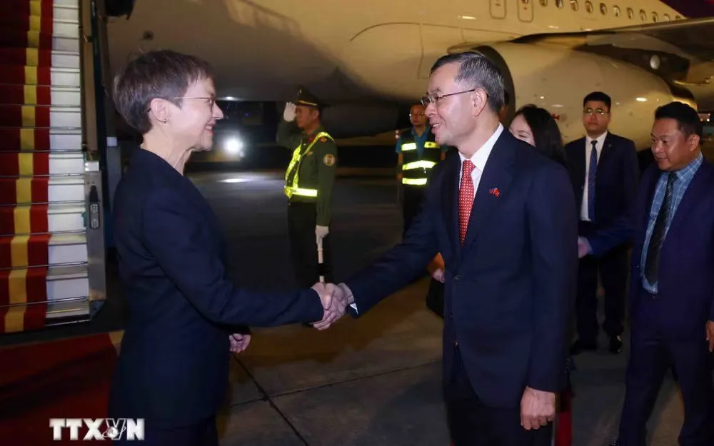 Bộ trưởng Bộ Tài chính Ngô Văn Tuấn đón Thủ tướng Công quốc Liechtenstein Brigitte Haas tại sân bay quốc tế Nội Bài, Hà Nội. (Ảnh: Phạm Kiên/TTXVN)