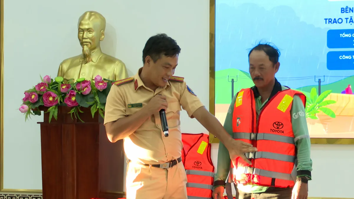 Cục CSGT trao tặng áo phao vùng lũ Đại Lộc, TP. Đà Nẵng- Ảnh 2. Cục CSGT trao tặng áo phao vùng lũ Đại Lộc, TP. Đà Nẵng- Ảnh 2.