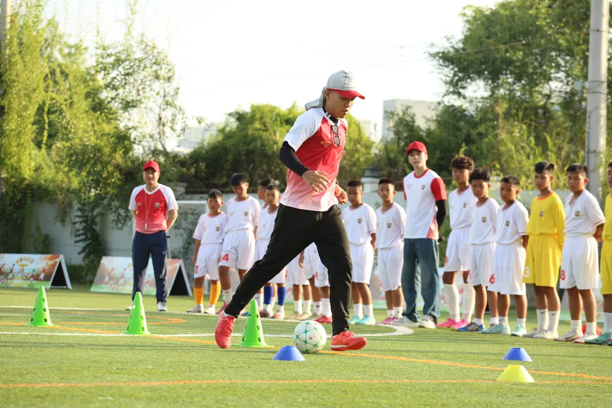 Cầu thủ Lý Đức trở lại làm HLV khách mời “Cầu thủ nhí 2026”, Top 16 bước vào chặng đua “sinh tồn”- Ảnh 2.