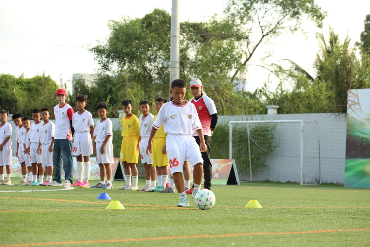 Cầu thủ Lý Đức trở lại làm HLV khách mời “Cầu thủ nhí 2026”, Top 16 bước vào chặng đua “sinh tồn”- Ảnh 3.