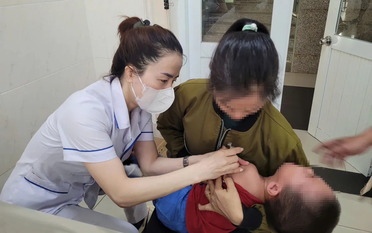 Bác sĩ khuyến cáo tiêm ngừa đầy đủ là biện pháp phòng bệnh tốt nhất cho trẻ em. Trong ảnh: Trẻ tiêm vaccine cúm tại Trung tâm Kiểm soát bệnh tật Đồng Nai.