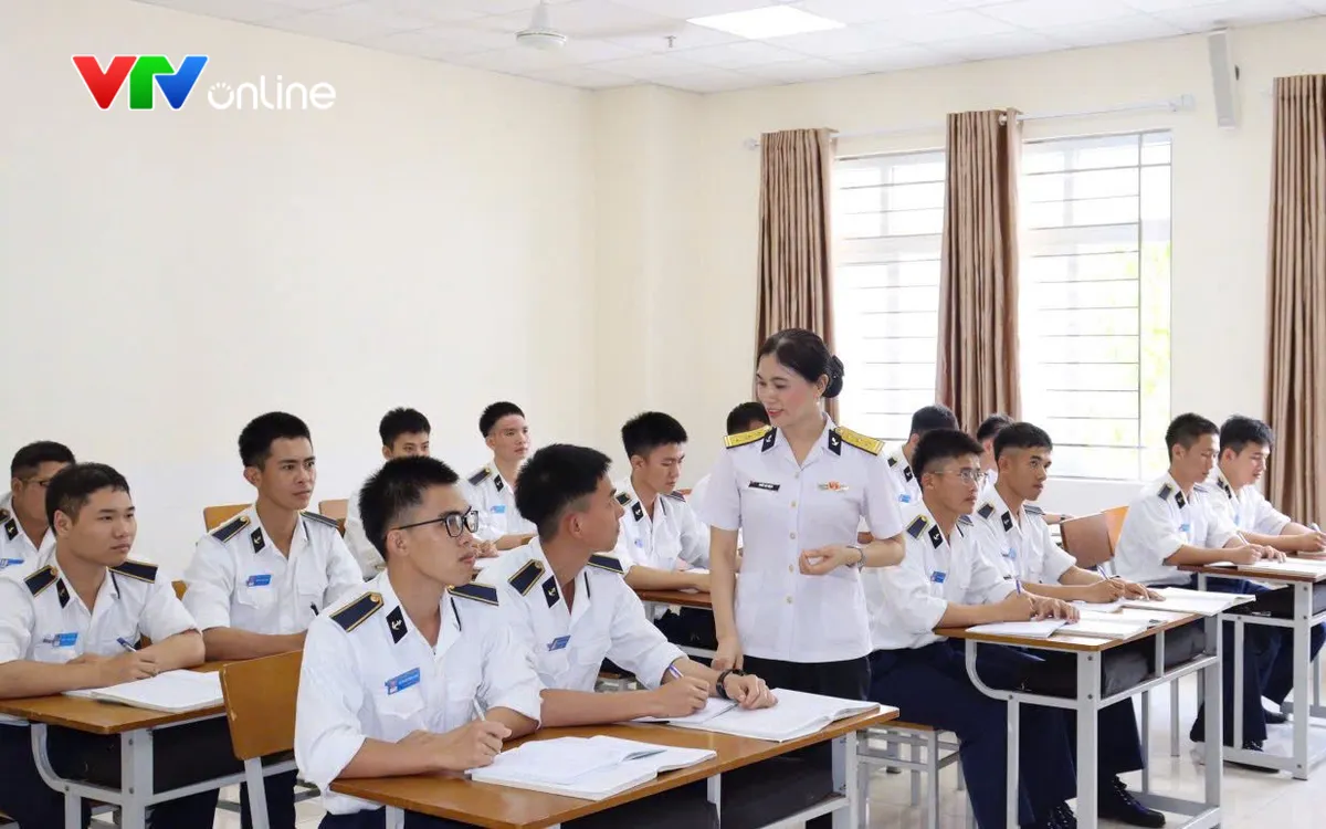 Giờ học sôi nổi của Thượng tá, Tiến sĩ Trần Thị Nhẹn và các học viên