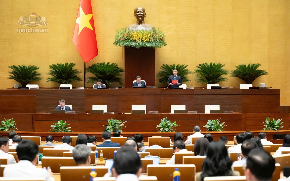 Phó Chủ tịch Quốc hội Nguyễn Khắc Định điều hành phiên họp. Ảnh: QH