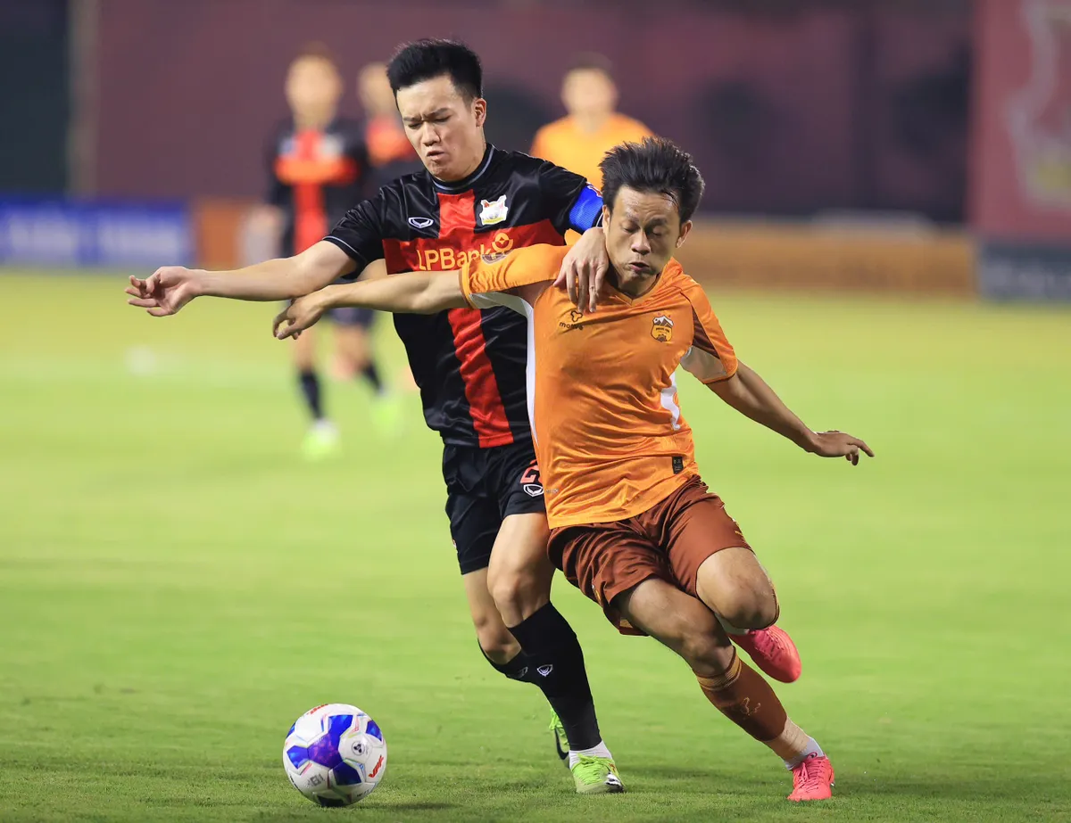 Ninh Bình chiếm ngôi đầu V-League, Hà Nội bất ngờ đánh bại CAHN - Ảnh 1.