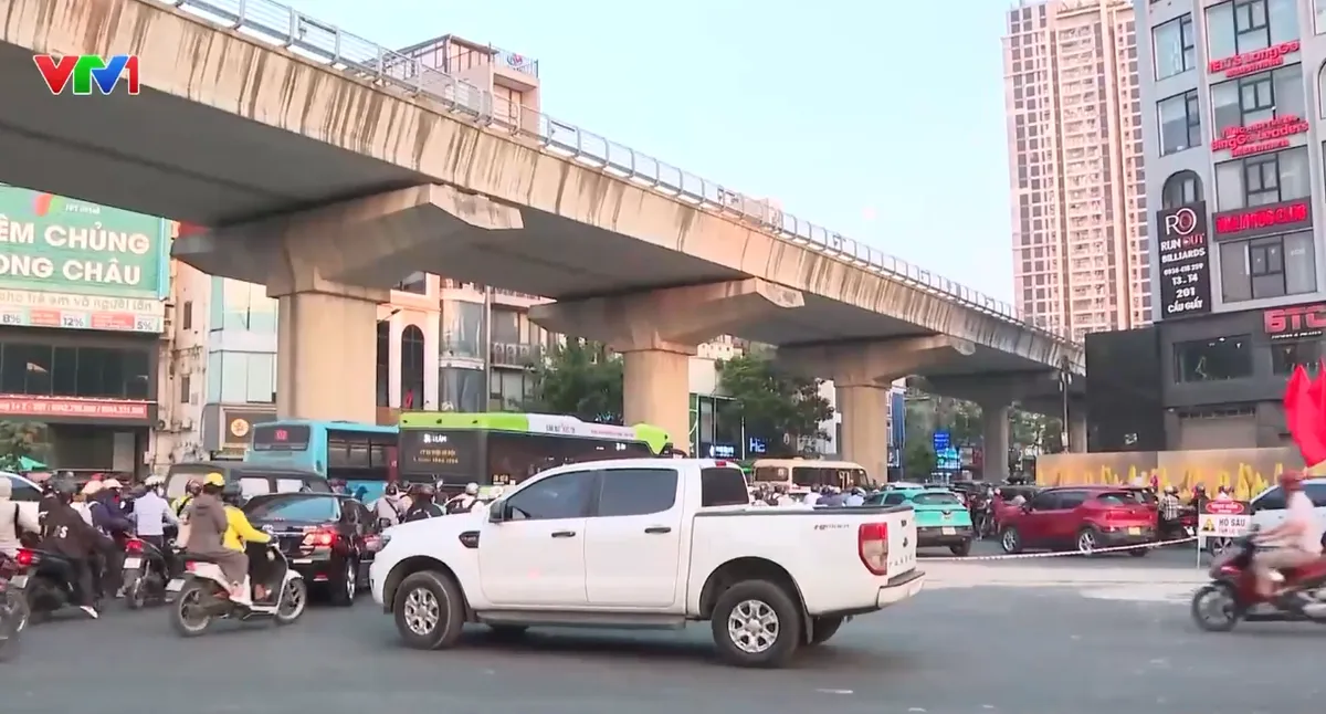 Hạ tầng giao thông chưa hoàn chỉnh khiến nhiều nút giao ở Hà Nội hỗn loạn, ùn tắc - Ảnh 1.