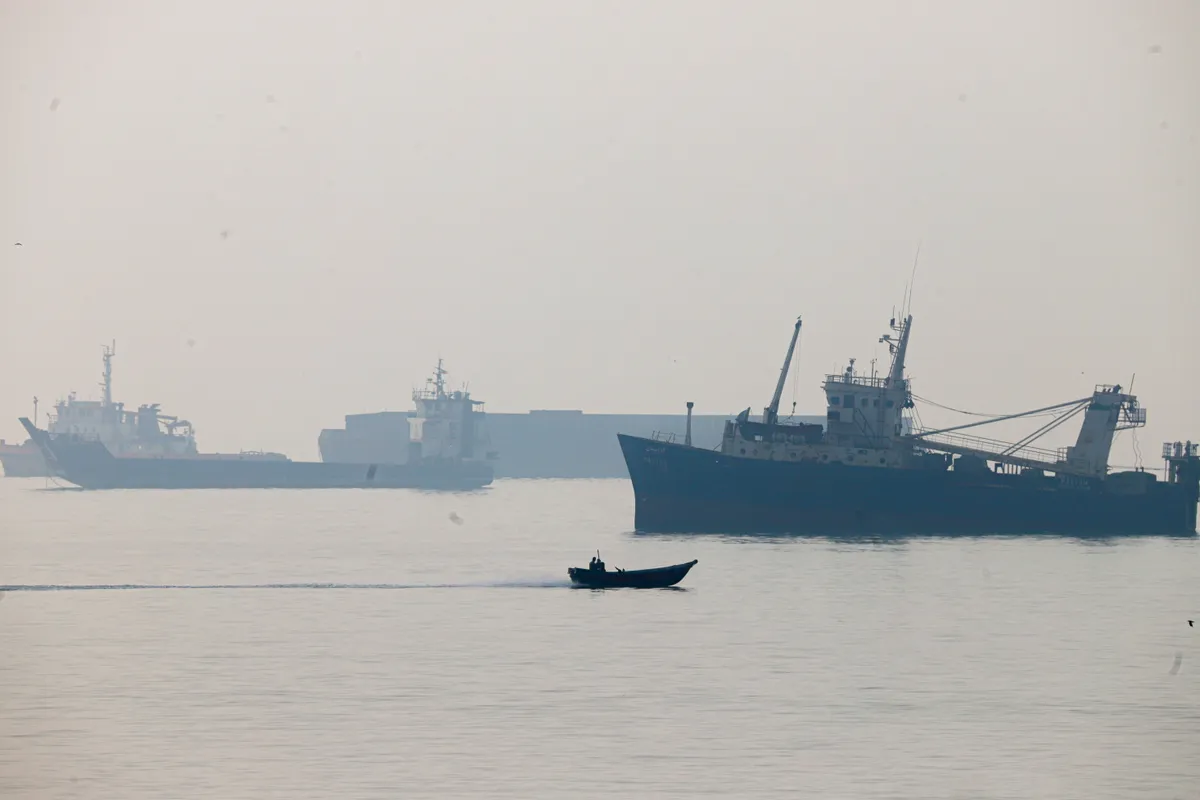 Siêu tàu chở 2 triệu tấn dầu bốc cháy tại eo biển Hormuz- Ảnh 2.
