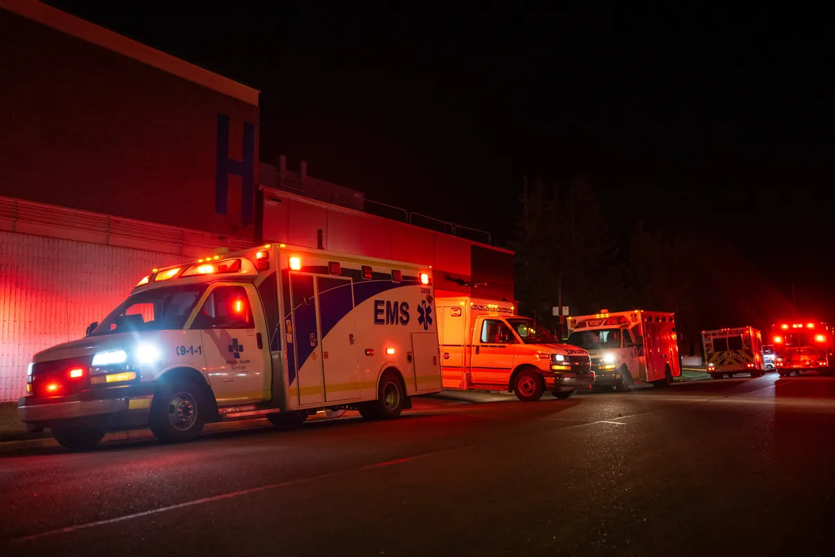 Nổ gây hỏa hoạn nghiêm trọng ở căn cứ quân sự của Canada- Ảnh 3.