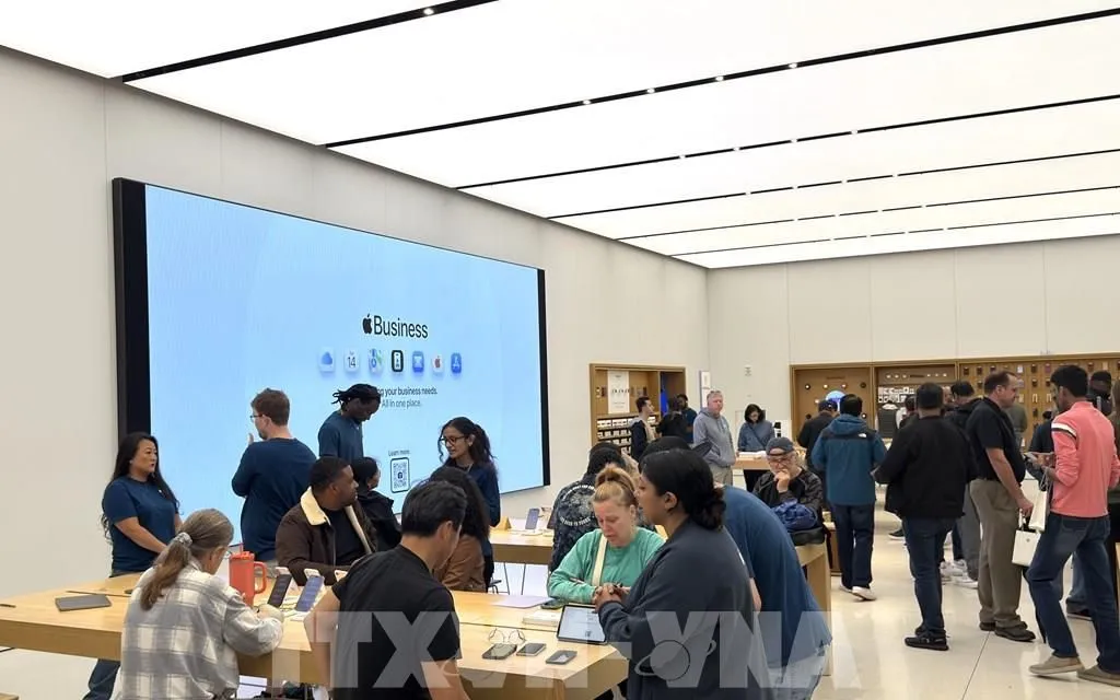 Khách hàng tìm hiểu các sản phẩm mới của Apple tại một cửa hàng ở Reston, khu đô thị thuộc hạt Fairfax, bang Virginia, Mỹ. Ảnh: Ngọc Quang – PV TTXVN tại Mỹ