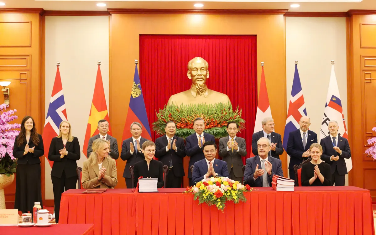 Sáng 18/10, Việt Nam cùng đại diện các nước thành viên Hiệp hội Mậu dịch tự do châu Âu (EFTA) chính thức ký kết hiệp định thương mại tự do (Ảnh: Bộ Công Thương)
