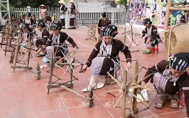 hi kéo sợi một trong những công đoạn để làm ra sản phẩm để dệt ra những bộ trang phục truyền thống của đồng bào dân tộc Lự.