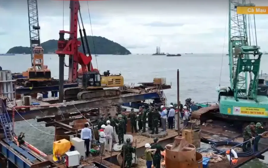 Cà Mau dồn lực thi công đường vượt biển ra đảo Hòn Khoai- Ảnh 2.