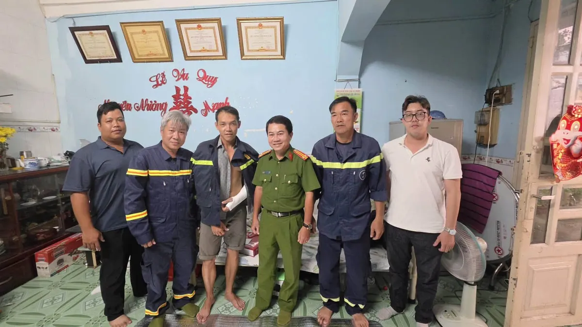 Khoảnh khắc đẹp tuần qua: Hoa trắng tri ân - Ảnh 3.