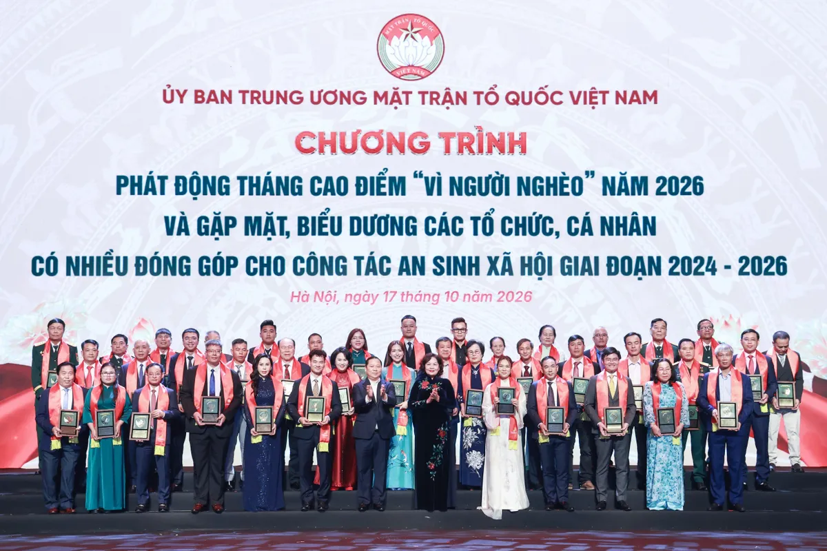 Khoảnh khắc đẹp tuần qua: Hoa trắng tri ân - Ảnh 5.