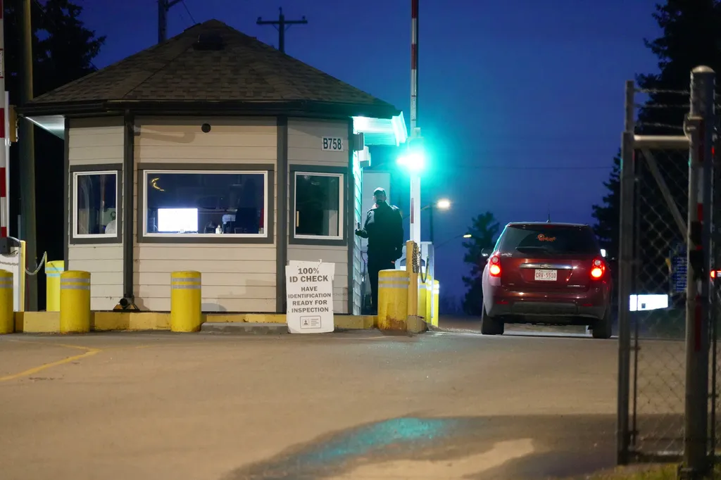 Công bố nguyên nhân vụ cháy căn cứ quân sự ở Canada- Ảnh 1.