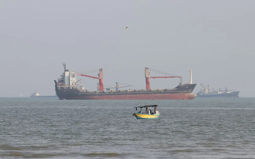 Tàu thương mại neo đậu trên eo biển Hormuz, ngoài khơi Bandar Abbas, Iran, ngày 13/10/2026. (Ảnh: Razieh Poudat/ISNA/AP)
