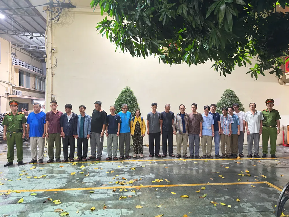 Từ vụ m&ocirc;i giới mại d&acirc;m, C&ocirc;ng an TP Hồ Ch&iacute; Minh b&oacute;c gỡ đường d&acirc;y c&aacute; độ b&oacute;ng đ&aacute; - Ảnh 2.