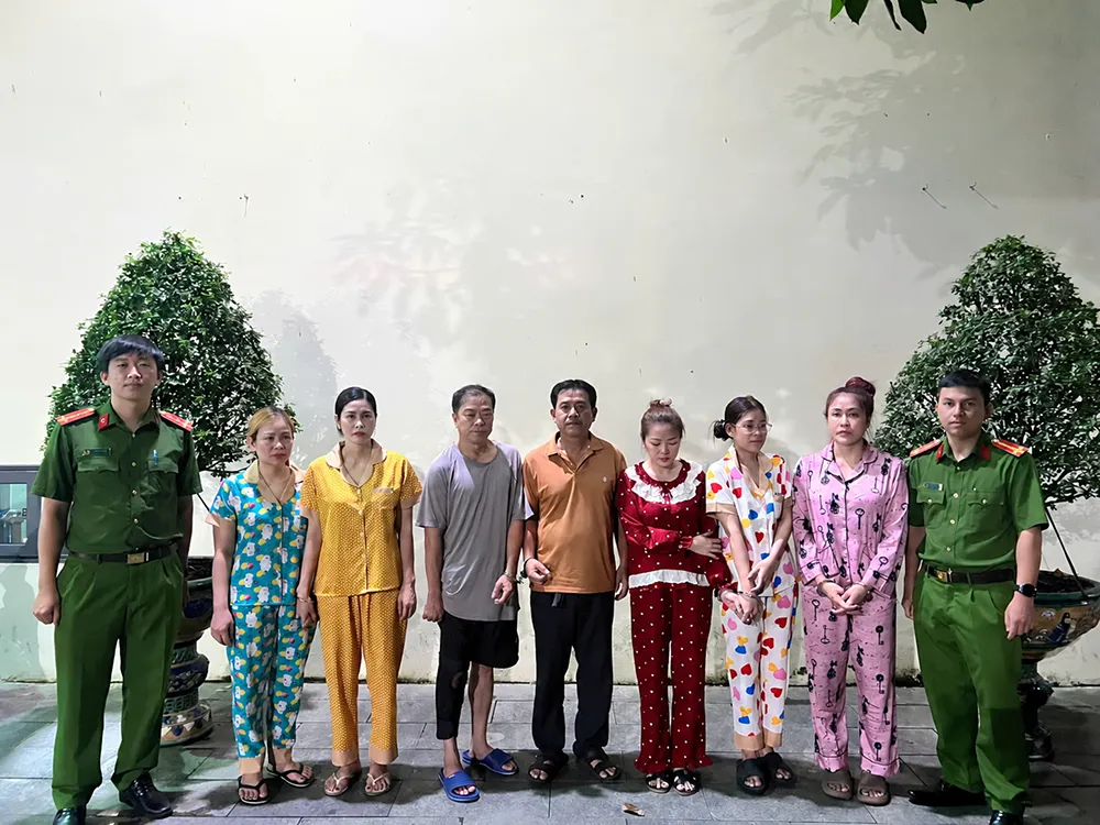Từ vụ m&ocirc;i giới mại d&acirc;m, C&ocirc;ng an TP Hồ Ch&iacute; Minh b&oacute;c gỡ đường d&acirc;y c&aacute; độ b&oacute;ng đ&aacute; - Ảnh 1.