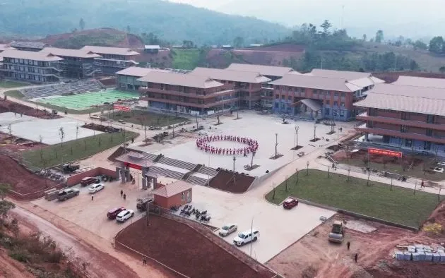 Trường Phổ thông nội trú liên cấp Tiểu học và Trung học cơ sở Si Pa Phìn được xây dựng khang trang, hiện đại. Ảnh: TTXVN 