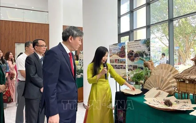 Các đại biểu tham quan khu vực dân tộc học và tôn giáo học. 
