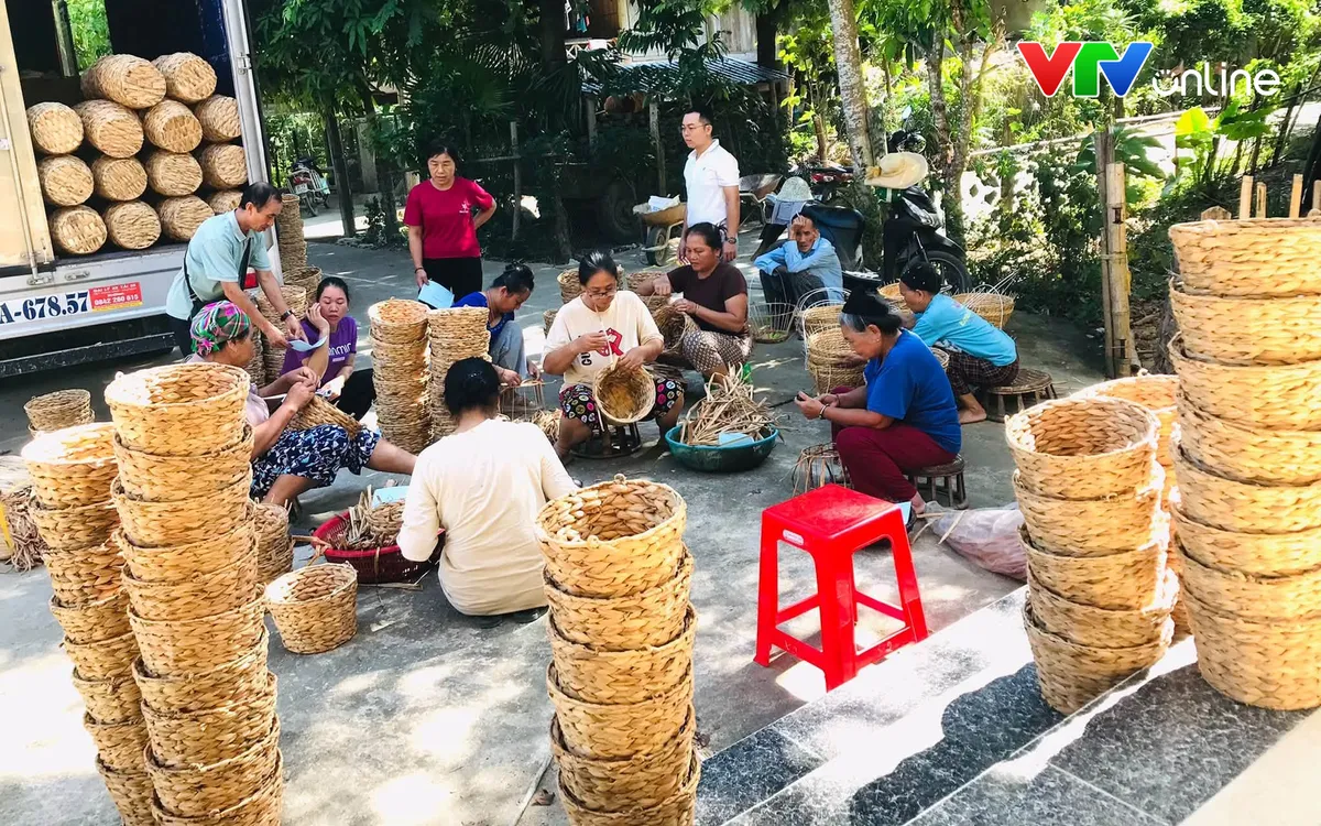 Hàng trăm người lao động trên địa bàn xã Yên Na đang tham gia đan bèo tây xuất khẩu. Ảnh Quỳnh Như.