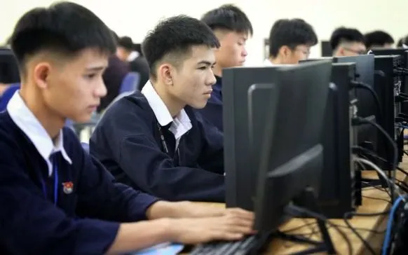 Lớp học được trang bị máy tính . (Ảnh: Danh Lam/TTXVN)