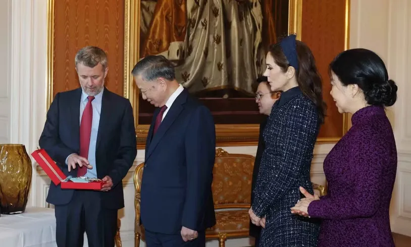 Tổng Bí thư, Chủ tịch nước Tô Lâm nhận Huân chương của Vương quốc Đan Mạch - Ảnh 1.