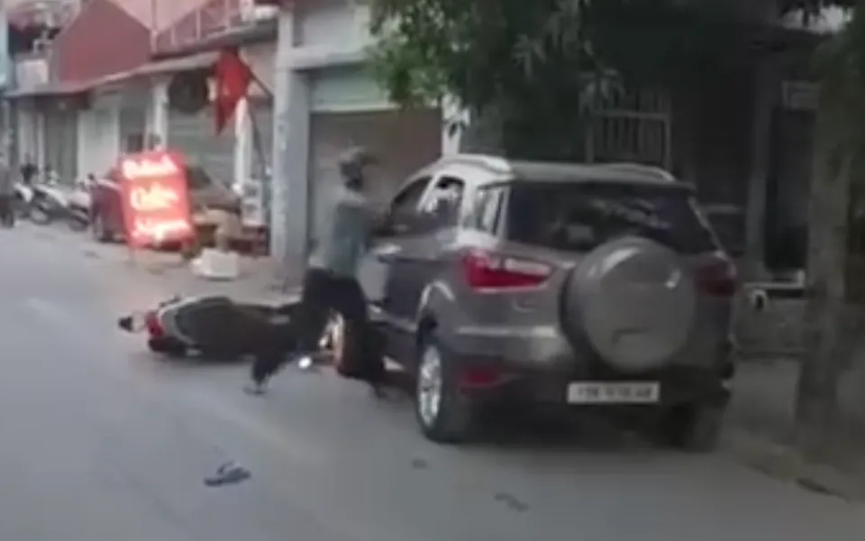 Người đàn ông dùng dao đâm liên tiếp tài xế ô tô. (ảnh: Cắt từ clip người dân cung cấp)