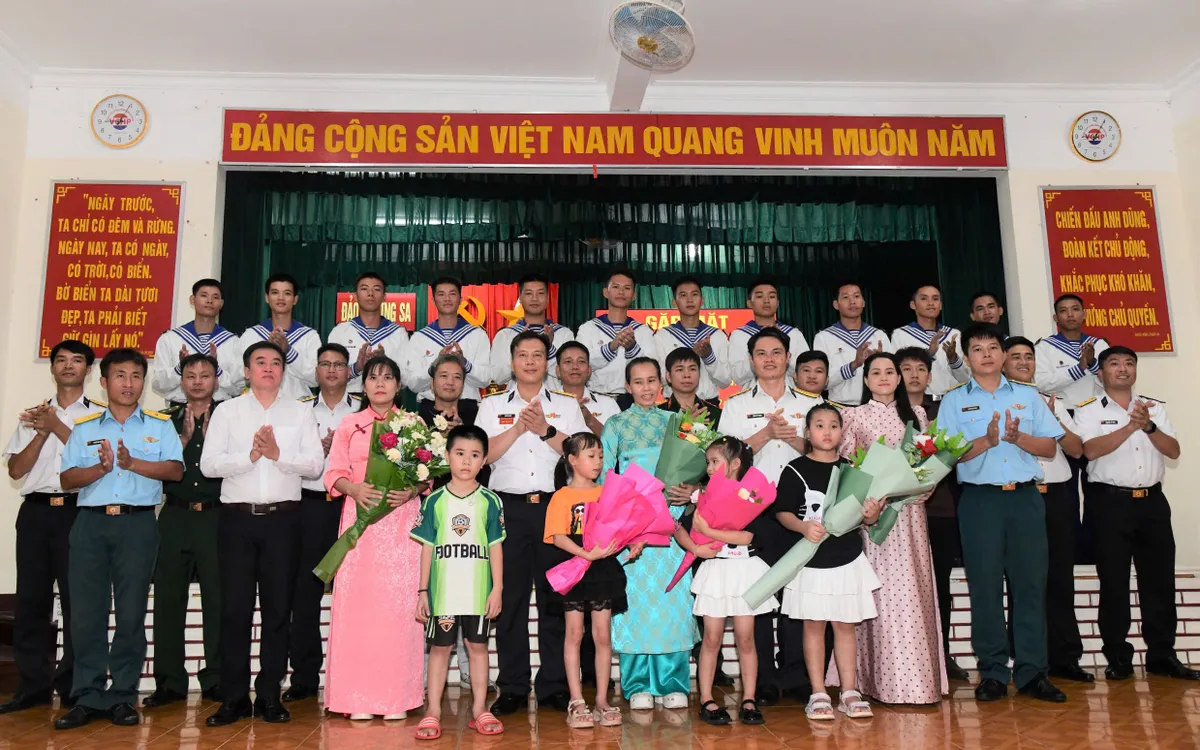 Cán bộ, chiến sĩ, các lực lượng trên đảo Trường Sa tặng hoa chúc mừng phụ nữ trên đảo.