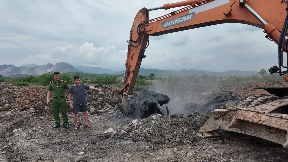 Khởi tố 2 đối tượng liên quan vụ chôn lấp trái phép 300 tấn chất thải - Ảnh 1.