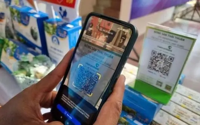Khách hàng chuyển tiền nhanh từ quét mã QR. Ảnh: Nguyễn Thành