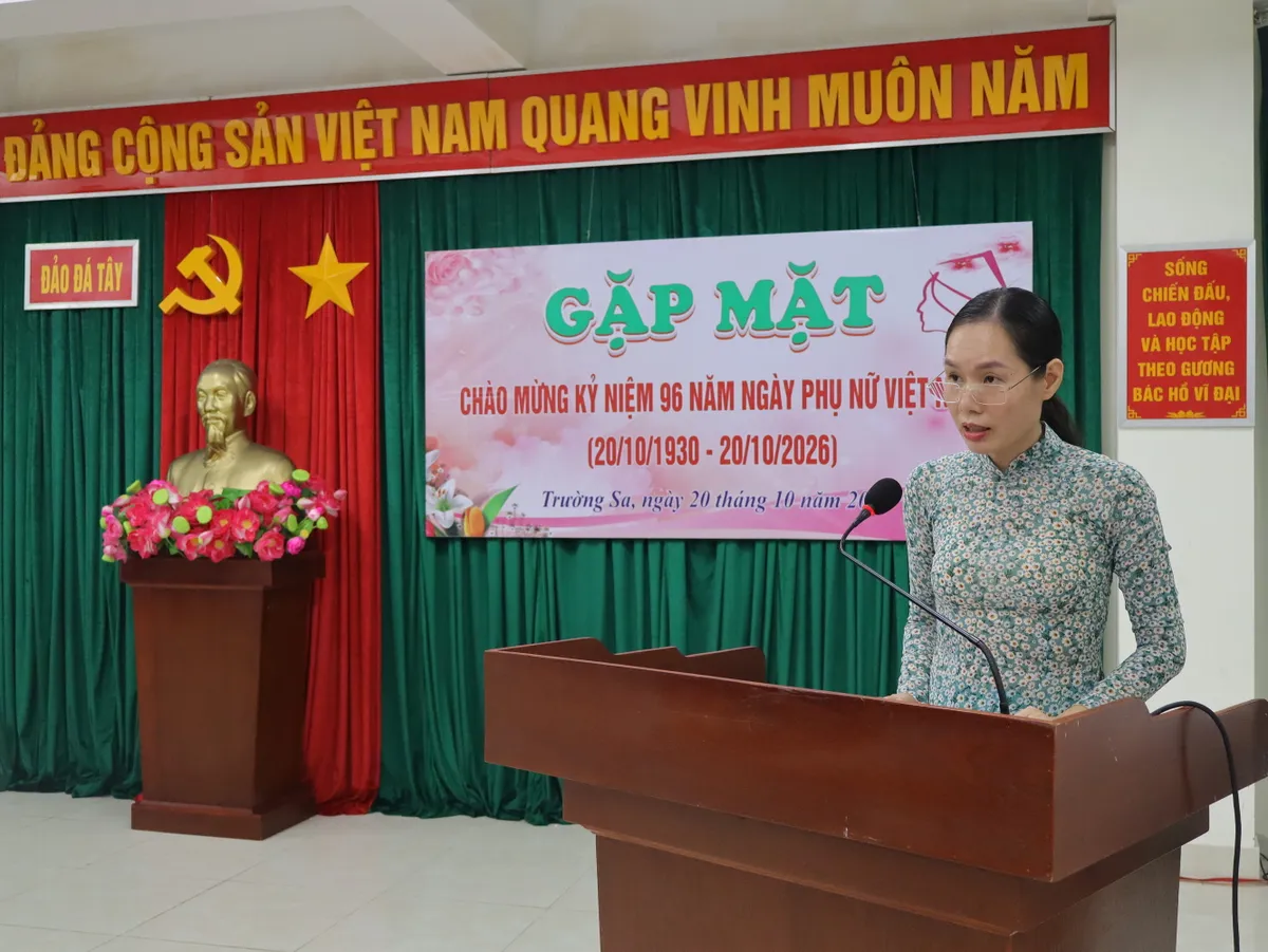 Ấm &aacute;p chương tr&igrave;nh kỷ niệm Ng&agrave;y Phụ nữ Việt Nam tại Đặc khu Trường Sa - Ảnh 1.