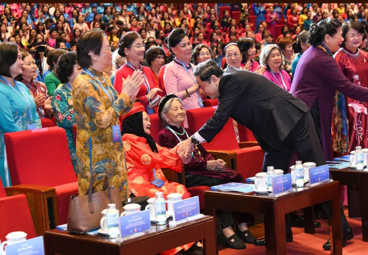 Phụ nữ Việt Nam phát huy phẩm chất con rồng, cháu tiên - Ảnh 1.