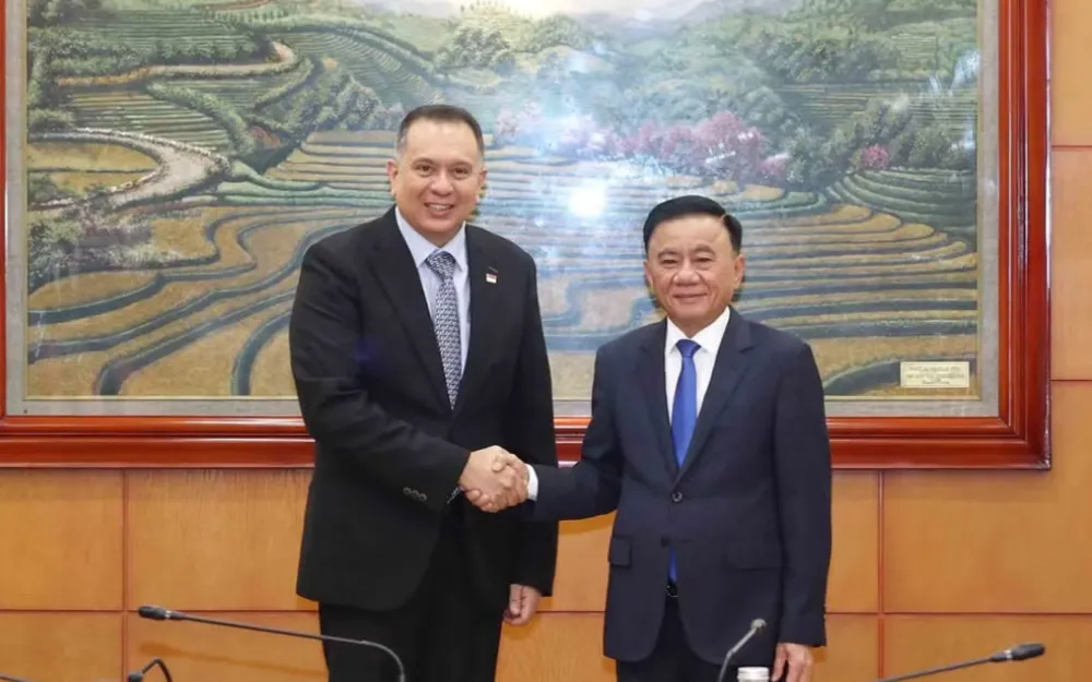 Thường trực Ban Bí thư Trần Cẩm Tú và ông Christopher Pragasam, Cục trưởng phụ trách Quan hệ quốc tế, Cục Công vụ kiêm Giám đốc điều hành Trường Công vụ quốc tế Singapore - Ảnh: TTXVN